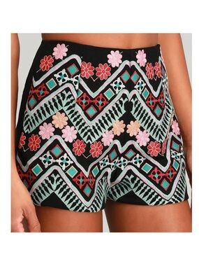 LULU'S RHYTHM IS GONNA GET YOU BOHO EMBROIDERED SHORTS M
